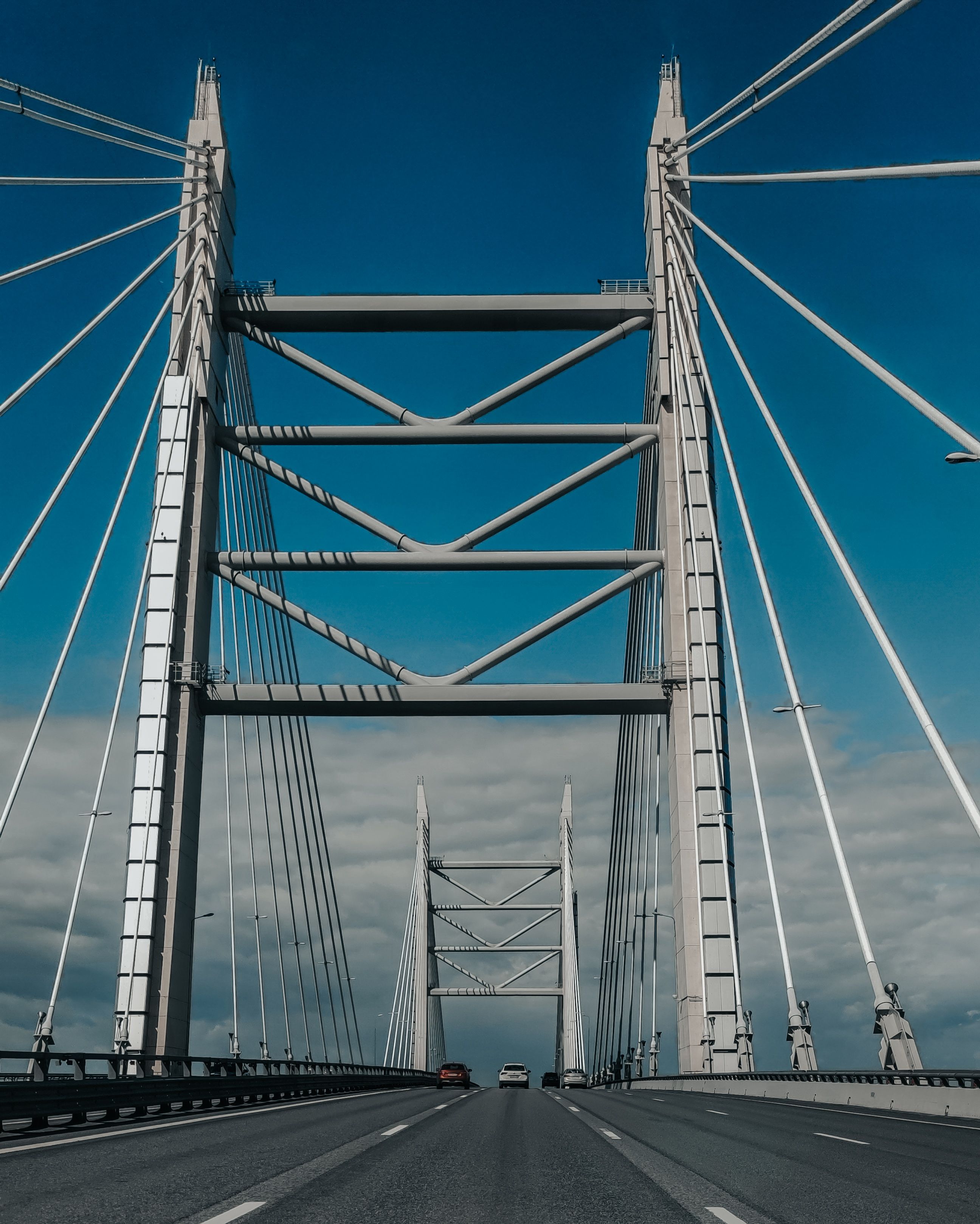 Puente atirantado bajo cielo azul